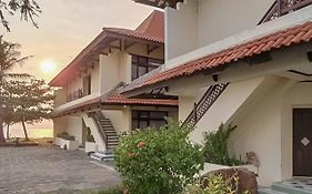 RedDoorz Plus near Tugu Mercusuar Anyer